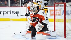 Gólman Philadelphie Dan Vlada� zasahuje proti Pittsburghu.