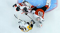 Sidney Crosby p�ekonává Dana Vlada�e.