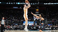 Vít Krej�í zakon�uje p�es Cadea Cunninghama.