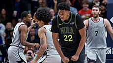 Pivot Derik Queen se raduje z úspného zakonení.