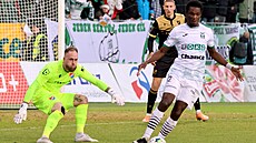 Ostravský branká Dominik Holec sleduje karvinského útoníka Abdallaha Gninga.