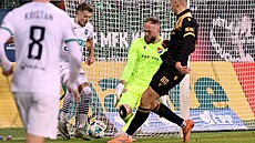Branká� fotbalist� ostravského Baníku Dominik Holec si p�ed karvinským...