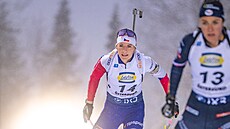 Lucie Charvátová b�hem stíhacího závodu v Östersundu.