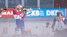 Lucie Charvátová st�ílí b�hem stíhacího závodu v Östersundu.