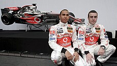 Lewis Hamilton a Fernando Alonso v roce 2007 pózují p�ed svým monopostem.