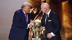 Gianni Infantino pedává Donaldu Trumpovi Cenu míru FIFA.