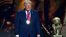 Donald Trump s medailí a Cenou míru FIFA.