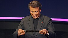 Wayne Gretzky piazuje vítze eské ásti baráe ke skupin A s domácím...