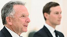 Americký zmocn�nec Steve Witkoff (vlevo) a ze� amerického prezidenta Donalda...