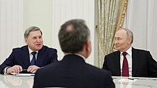 Ruský diktátor Vladimir Putin a jeho poradce Jurij U�akov (2. prosince 2025)