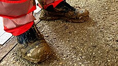 Po zásahu v poli byla sanitka po�ádn� zabahn�ná. Podobn� dopadly i boty a...