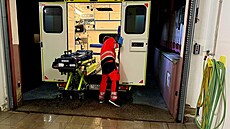 Po zásahu v poli byla sanitka poádn zabahnná.