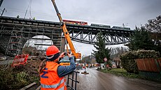 P�i zát�ových zkou�kách vjely na �elezni�ní most p�es Lu�nici lokomotiva a dva...