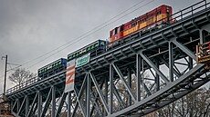 P�i zát�ových zkou�kách vjely na �elezni�ní most p�es Lu�nici lokomotiva a dva...