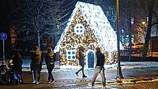 Nasvícená chaloupka stojí v parku Na Sadech v centru �eských Bud�jovic.
