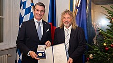 Eric Beißwenger p�edává Pavlu Hubenému ocen�ní , které dostal za o�ivení a...