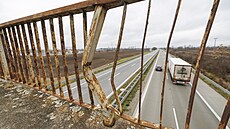 Most pes dálnici D2 u Podivína na Beclavsku je ve patném stavu, pevnost jeho...