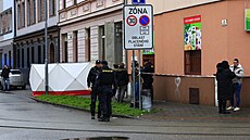V Mostecké ulici v Brn zemela po napadení noem ena. Podezelého policisté...