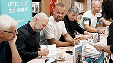 V knihkupectví Luxor na Václavském nám�stí se konala autogramiáda spisovatele a...