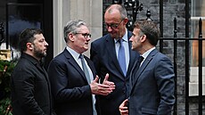 Ukrajinský prezident Volodymyr Zelenskyj (vlevo) s britským premiérem Keirem...