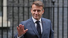 Francouzský prezident Emmanuel Macron mává médiím p�i odchodu z Downing Street...