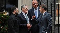 Ukrajinský prezident Volodymyr Zelenskyj (vlevo) s britským premiérem Keirem...