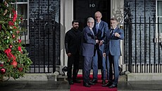 Ukrajinský prezident Volodymyr Zelenskyj (vlevo) s britským premiérem Keirem...