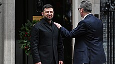 Britský premiér Keir Starmer pokládá ruku na rameno ukrajinského prezidenta...