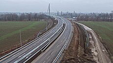 P�es �ty�i kilometry dlouhá m�stská komunikace, která za�íná u Globusu a kon�í...