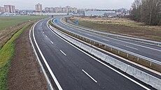 P�es �ty�i kilometry dlouhá m�stská komunikace, která za�íná u Globusu a kon�í...