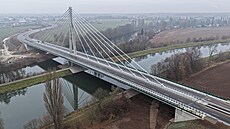 P�es �ty�i kilometry dlouhá m�stská komunikace, která za�íná u Globusu a kon�í...