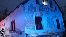 P�t �ivot� zachránili hasi�i p�i likvidaci po�áru rodinného domu v Rychnov� u Jablonce nad Nisou. Z toho �ty�i zví�ecí. 