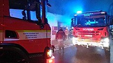 P�t �ivot� zachránili hasi�i p�i likvidaci po�áru rodinného domu v Rychnov� u Jablonce nad Nisou. Z toho �ty�i zví�ecí. 