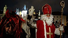 Mikulá, ert a andl se objevili na praském Karlov most. (5. prosince 2025)