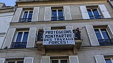 Protestních plakát� ve �tvrti p�ibývá.