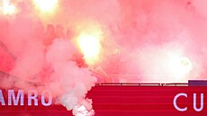 Pyro amsterdamských fanou�k� p�eru�ilo zápas Ajaxu s Groningenem.