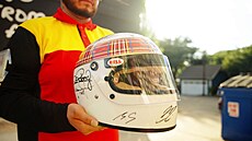Vydraená helma podepsaná Michaelem Schumacherem (9. prosince 2025)