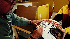 Vydra�ená helma podepsaná Michaelem Schumacherem (9. prosince 2025)