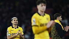 Andre (vlevo s kapitánskou páskou), Ladislav Krejí z  Wolverhamptonu po prohe...