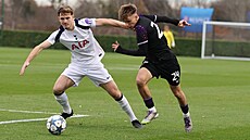 Slávista Jakub Kolísek (vpravo) v utkání Youth League na Tottenhamu. eský tým...