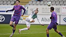 Jablonecký Jan Chramosta st�ílí gól do brány Bohemians v ligovém utkání. Vlevo...