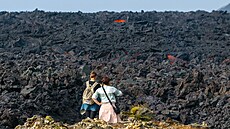 Náv�t�vníci Grindavíku dnes krá�ejí po zkamen�lých proudech, které se lesknou...