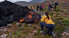 Náv�t�vníci Grindavíku dnes krá�ejí po zkamen�lých proudech, které se lesknou...