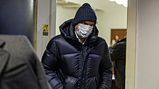Expolitik ANO Ji�í �vachula schovával p�ed jednací síní sv�j obli�ej pod rou�kou. (prosinec 2025)