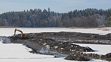 Zaala obnova nejvýe poloeného rybníka na Vysoin  Sykovce u Tí Studní. Z...