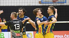Ústí slaví úsp�nou akci, vpravo Matou� Lank.