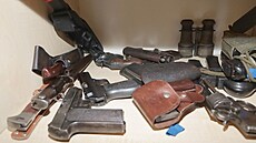 P�i domovních prohlídkách policisté nalezli také n�kolik dlouhých a krátkých...