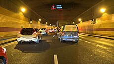 V praském Bubeneském tunelu se srazilo osm aut. Na míst se tvoí kolony. (8....