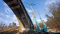 Demolice první poloviny mostu mejkalka na 24. kilometru dálnice D1. (8....