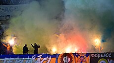 Fanou�ci Teplic v zápase se Slavií.